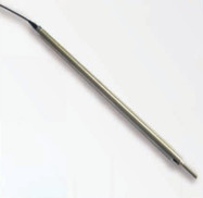 YS-L100光纖光柵裂縫傳感器也稱光纖光柵裂縫計，它采用不銹鋼外殼設(shè)計，具有測量精度高、抗壓抗剪切能力強等優(yōu)點，可長期布設(shè)在混凝土結(jié)構(gòu)物或其他材料結(jié)構(gòu)物內(nèi)部及表面，測量結(jié)構(gòu)物伸縮縫或周邊縫的開合度。