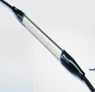 YS-T100鎧裝型光纖光柵溫度傳感器是采用雙端出纖型，具有結構堅固的優(yōu)點，防火防爆，應用于油罐、電纜、混凝土測溫以及隧道、消防等溫度測量領域。