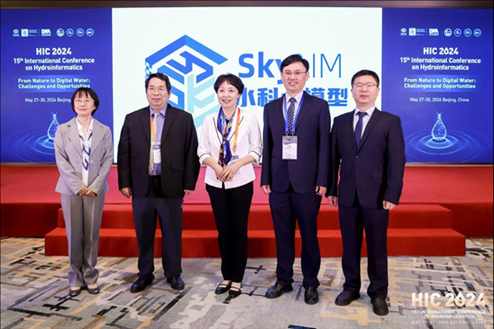 黨委書記、院長彭靜（中）與主創(chuàng)團隊現(xiàn)場發(fā)布“SkyLIM”.jpg