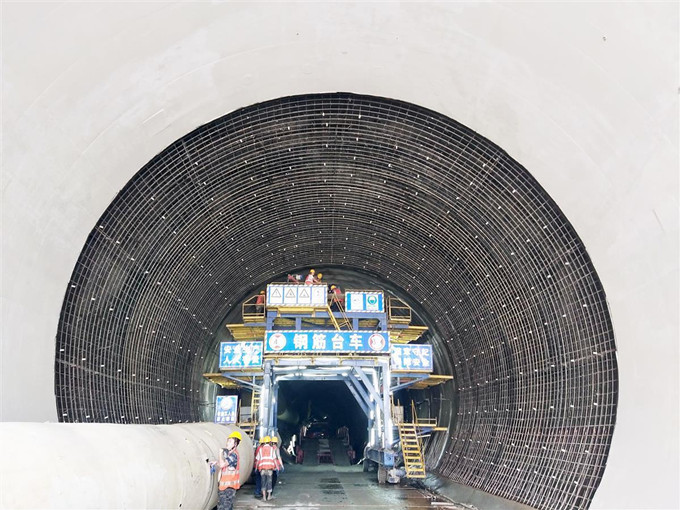 建設(shè)者在引江補漢輸水隧洞開展襯砌作業(yè).jpg