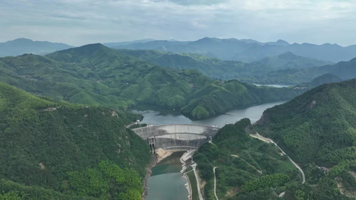 白蓮崖水庫位于淮河南岸支流淠河東源西支流——漫水河上，安徽省霍山縣大化坪鎮(zhèn)境內。白蓮崖水庫不僅為下游佛子嶺水庫攔洪削峰，更是以它4.6億立方米的總庫容、745平方千米的流域面積為上游生物提供了棲息的家園。.jpg