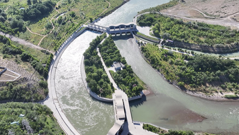 喀什河引水樞紐俯瞰場景.jpg
